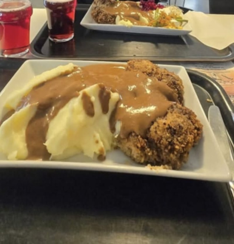 Marcus Vadeby tog först tre pannbiffar med mos. Foto: Privat